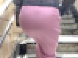 ふっくらたっぷり美熟女確定。綺麗に階段を登っていきます【1】