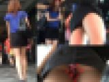 【パンチラ！】スタイル抜群のお姉さんのカラフルパンツを拝みまくりwww