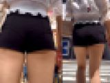 ショートパンツに生足が魅力な美女④