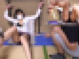 半ば、呆れた眼差しでオジサン達を凝視し苦悶の表情で訴える美形お姉さん（完全オリジナル）