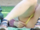 美人妻のパンチラ。黄色透けパンティからマン筋がパックリ。下半身観察【高画質/望遠】