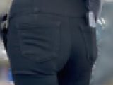 120 思わず凝視してしまう美人ギャルの黒スキニー尻