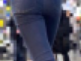 125 ロングブーツを履いた可愛すぎる女子大生のスキニージーンズ尻