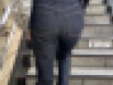 【OLシリーズ】ストレートデニムを履いてマニッシュスタイルで階段を闊歩【82】