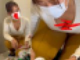 【会社内/胸ちら】人妻同僚のエロ胸チラ!!垂れた巨乳がブラはみ出そうで大興奮!!