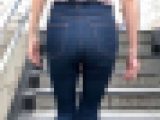 【OLシリーズ】スキニーデニムが似合う小尻女が階段を闊歩するシーン【121】