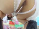 ワレメパックリ!! 肛門むき出し・・・!! ローアングルから・・・覗きあげ!!