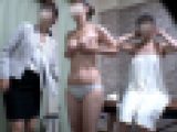 【脱衣所で服を脱ぐ】髪を結んだOLさんの美乳トップレス姿がたまらない！