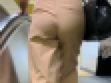 【OLシリーズ】ピッタリパンツでデカ尻のエロいお尻のラインでエスカレーターを乗る【200】