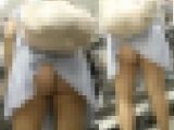 スカートめくれてぽっちゃりデカ尻が