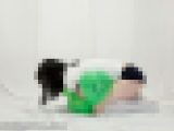 大きな風船を体重をかけて割るフェチ動画ff26