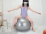 お尻でフロートを潰すフェチ動画f895