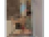 下半身だけ裸で横M字開脚でお漏らし