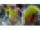 【奥さんスジまで見えちゃってますよwww】お買い物中の素人人妻のパンチラ！