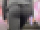 《桃尻感アップ！ギャザーレギンスでジムへ向かうモデル》