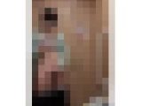 自分の下着を被りオナニーする女