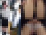 【電車悪戯動画2】割れ目パックリ美女学生