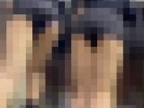 ショートパンツからパンティがハミ出てしまってる美女